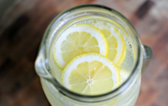 1. Этап. Ванильный лимонад: 6. Затем сок лимона перемешайте с водой и сиропом. Получившийся напиток влейте в банку и добавьте лимон.
