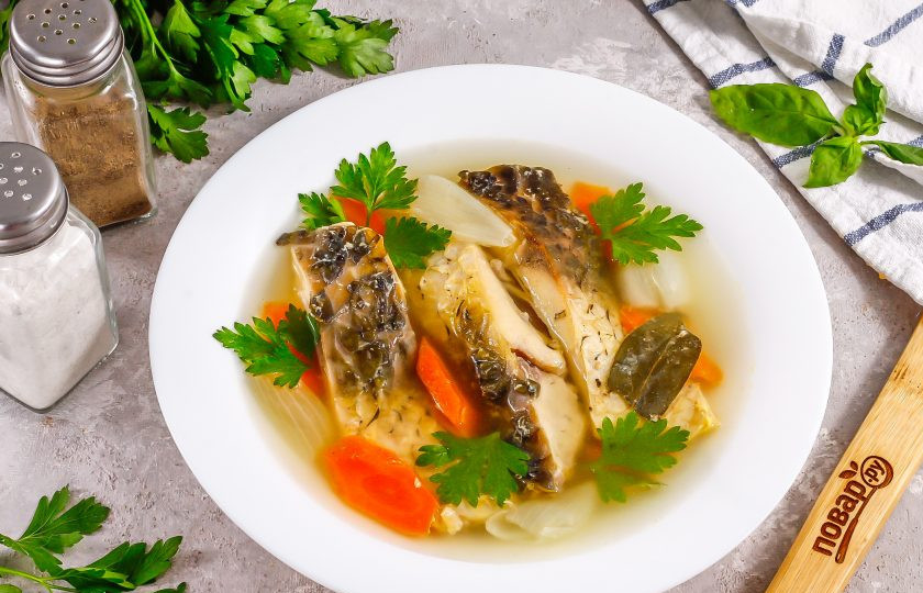 1. Этап. Заливное из сазана: Залейте бульон в тарелку с рыбой, выложите промытые листочки петрушки. Поместите тарелку в холодильник на 2 часа.