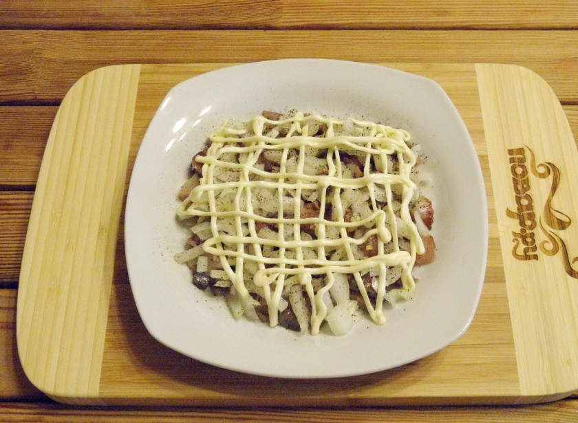 1. Этап. Селедка под шубой без яиц: Сделайте не слишком густую майонезную сеточку.