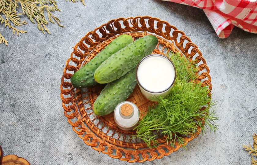 1. Этап. Каша огуречная: Подготовьте все необходимые ингредиенты для приготовления огуречной кашки. Огурцы и зелень сполосните и обсушите.