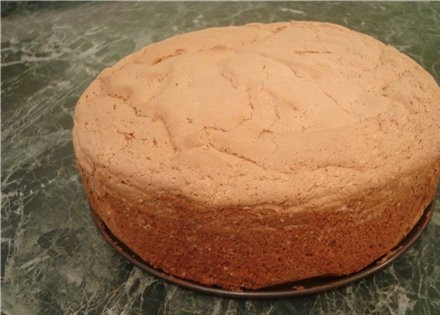 1. Этап. Воздушное бисквитное тесто: Когда бисквит испечется, не вынимайте его сразу же из формы, дайте ему остыть минут 15. Затем вытащите и положите на решетку до полного остывания. Разрезать бисквит для коржей можно будет часов через 6. Поэтому лучше печь его с вечера. В итоге получается вот такой бисквит.