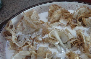 1. Этап. Блинная запеканка с творогом и вишней: Укладываем в смазанную сливочным маслом форму и заливаем готовой смесью. Запекаем в духовке 20-25 минут при 200С. Я из страха, что края блинчиков подгорят, положила сверху кусочек фольги. Убрала через 15 минут и продолжила запекать. Нам ведь нужно, чтобы только заливка схватилась.