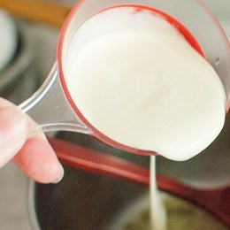 1. Этап. Сливочный соус к семге: Тоненькой струйкой, постоянно помешивая, влейте сливки. Доведите до кипения, посолите, поперчите — и соус готов!