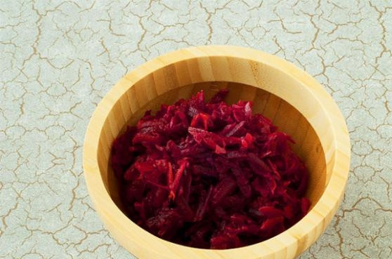 1. Этап. Холодник из свеклы: Свеклу остудить и натереть на крупной терке.