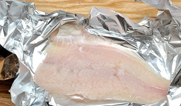 1. Этап. Минтай в духовке: 4. Филе выложите в центр фольги.