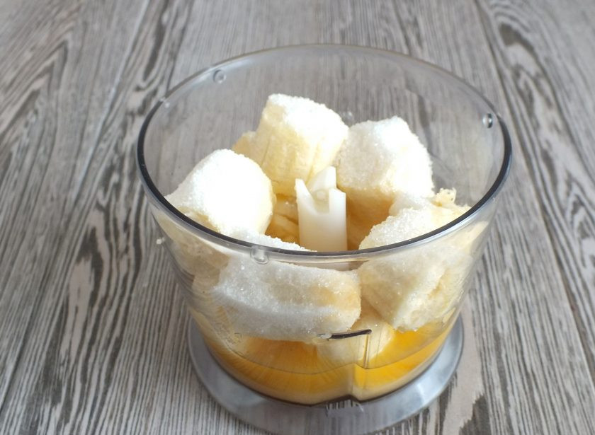 1. Этап. Шоколадно-банановый крем: В чашу блендера выложите банан, сахар, апельсиновый сок.