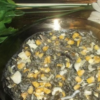 Салат из морской капусты с яйцами