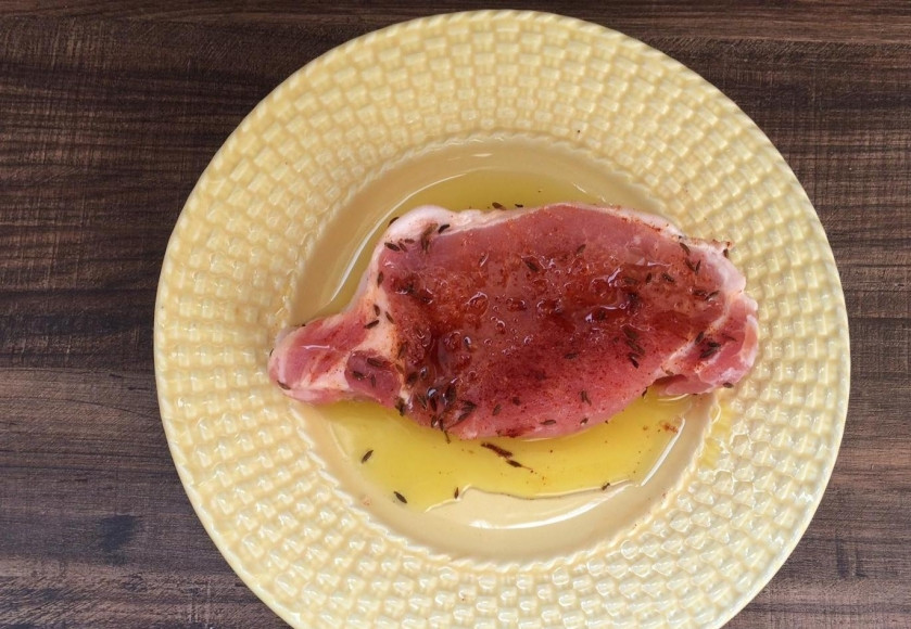 1. Этап. Стейк из свиной корейки: 3. Берем стейк, поливаем его нашим маринадом из масла, даем постоять около 10 минут.