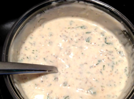 1. Этап. Брокколи в сметане с чесноком: Кладем раздробленный чеснок, нарезанный лук и укроп в мисочку. Вбиваем туда же яйца. Наливаем из банки грамм 250 сметаны. Перекладываем из блендера измельченный шпинат со специями. Тщательно все перемешиваем.