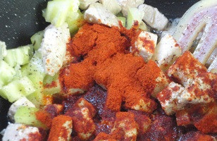 1. Этап. Пёркельт: Снять мясо на минуту с огня. Это делается перед добавлением паприки. Важно следить, чтобы паприка не попала на горячую поверхность посуды, в которой готовите, и не подгорела, ведь она тогда придаст блюду горечь. Добавьте тмин и паприку, хорошо перемешайте, чтобы она хорошо прогрелась от тепла продуктов, которые уже тушились или жарились. Паприка лучше раскрывает свой аромат при «нежном» нагревании.