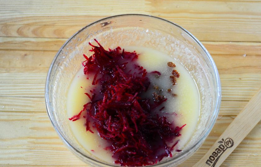 1. Этап. Свекольный кекс: Затем добавьте измельченную свеклу и изюм, также хорошенько все перемешайте, чтобы все ингредиенты равномерно распределились.