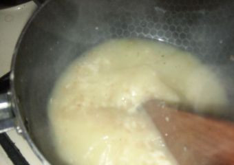 1. Этап. Рулет с зеленью: 1. Сыр помещаем в антипригарную кастрюлю, на маленьком огне растапливаем. Оставим чуть остыть и загустеть.