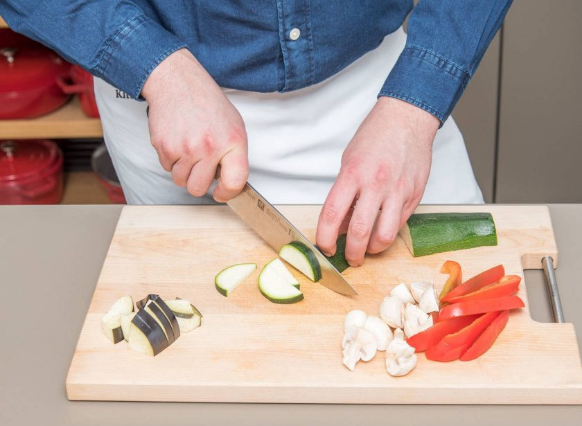 1. Этап. Паста-салат с Песто: 2. Грибы и баклажан нарежьте четвертинками, перец — толстой соломкой, а цукини — полукружочками.