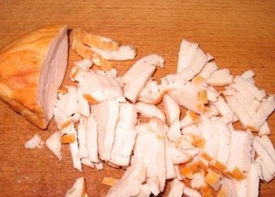 1. Этап. Салат от шефа: Копченую или отварную куриную грудку нарезаем соломкой.