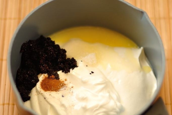 1. Этап. Сырники без жарки: В отдельной посуде смешайте пару столовых ложек заранее растопленного сливочного масла, мак, стакан сметаны, ложку сахара, ванилин и корицу. Все это перемешайте и нагрейте на плите.