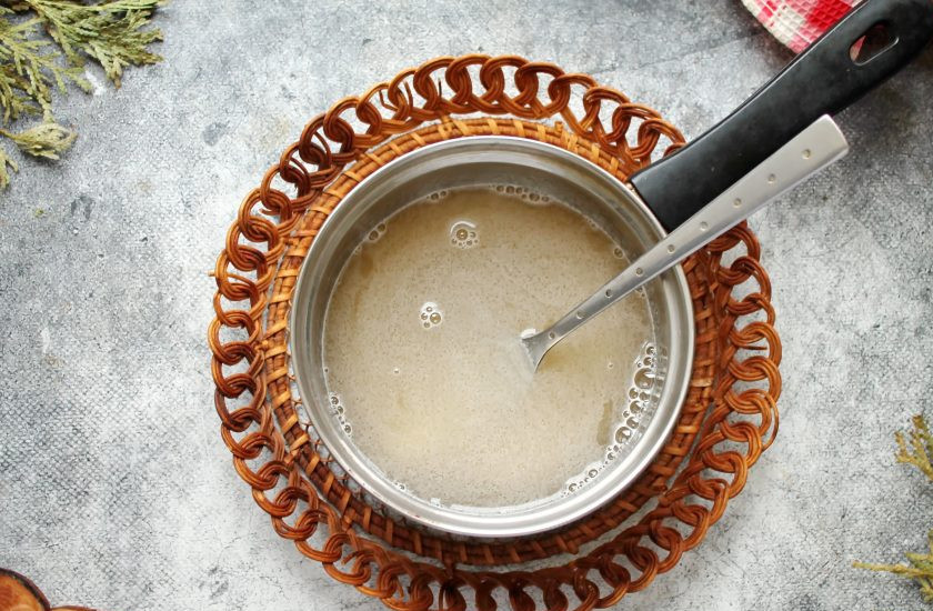 1. Этап. Быстрый шоколадный маршмеллоу: В сотейник с подготовленным желатином добавьте сахар и поставьте на медленный огонь. Перемешивая массу доведите до растворения кристаллов, но не кипятите, снимите с огня.