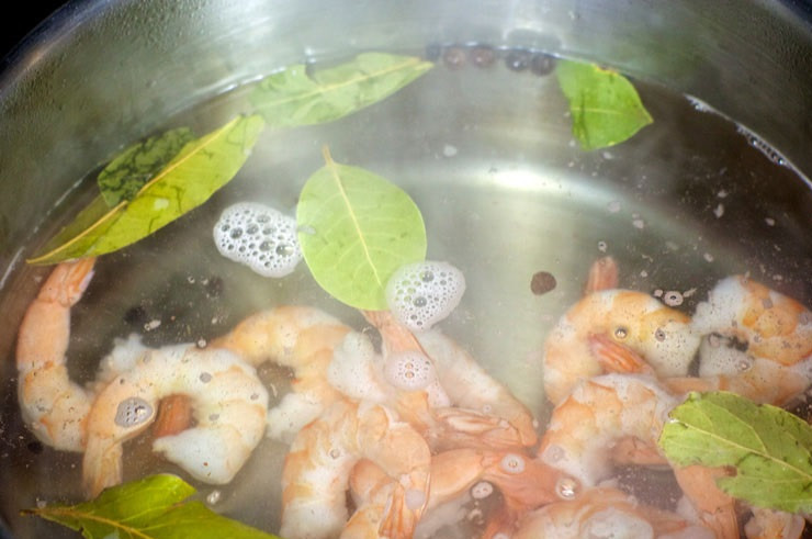 1. Этап. Салат Лагуна: 2. Довести до кипения воду с лавровым листом и горошинами перца. Выложить туда замороженные креветки. Также в рецепт приготовления салата 