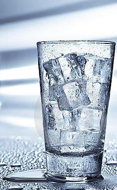 1. Этап. Классическая Кровавая Мэри: 2. Наполните бокал колотым льдом (можно взять целые мелкие кубики льда).