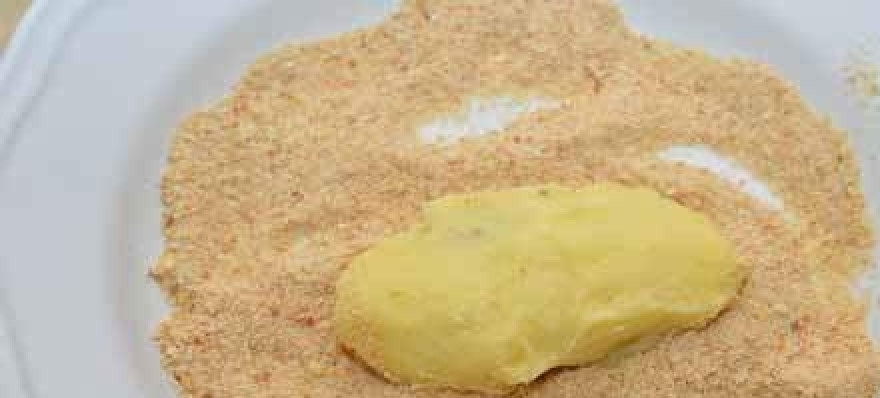 1. Этап. Картофельные котлеты с фаршем внутри: В небольшую тарелочку высыпьте панировочные сухари. Если у вас нет их под рукой, то вы можете приготовить их самостоятельно, измельчив в кофемолке высушенный хлеб. Каждую сформированную из картофеля котлетку обваляете в панировочных сухариках со всех сторон.