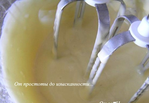 1. Этап. Апельсиновое печенье «Мадлен»: Всыпьте муку с разрыхлителем, взбейте до однородности.