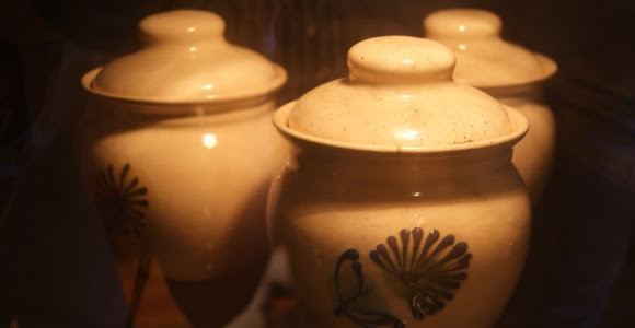 1. Этап. Индейка с картошкой в горшочке: Закрываем горшочки крышечками и ставим в духовку 180-200 градусов на один час тушиться.