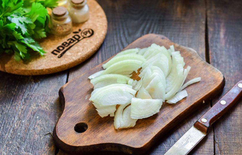1. Этап. Диетический чахохбили из курицы: Очистите репчатый лук, сполосните и просушите. Нарежьте лук полукольцами.