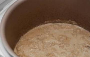 1. Этап. Индейка в кефире в мультиварке: Минут через 30 после начала готовки откройте мультиварку, перемешайте индейку. Затем закройте крышку и ждите сигнала.