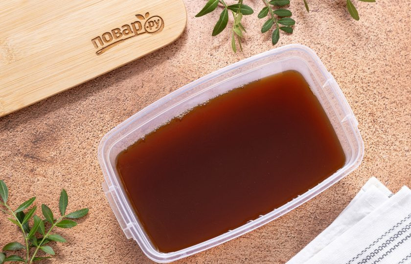 1. Этап. Кофейная гранита: Перелейте кофе в пластиковый контейнер. Уберите в морозильную камеру примерно на 90 минут. Вам нужно дождаться момента, когда на поверхности начнет образоваться ледяная корочка.