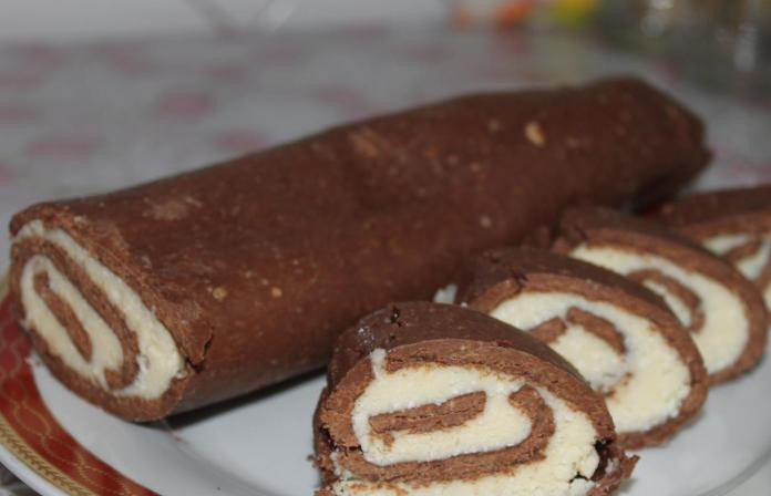 1. Этап. Рулет Mинутка из печенья: А можно сразу нарезать на ломтики и подать с чашечкой чая или кофе. Приятного аппетита!