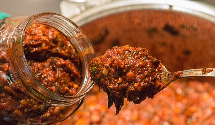 1. Этап. Аджика Кавказская на зиму: 11. К этому времени подготовьте простерилизованные банки и крышки. Разложите аджику по банкам, закатайте и укутайте теплым одеялом до полного остывания. Вот и весь рецепт приготовления аджики 