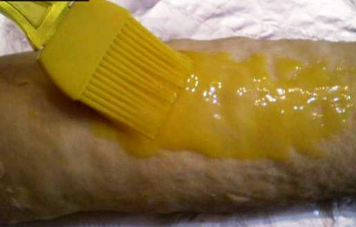 1. Этап. Рулет со смородиной: Сверху смажьте желтком и выпеките в разогретой до 170 градусов духовке в течение 45 минут. Перед подачей на стол остудите рулет и порежьте на кусочки.