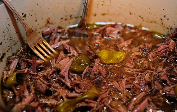 1. Этап. Итальянские горячие бутерброды: Измельчите говядину на небольшие волокна с помощью вилки.