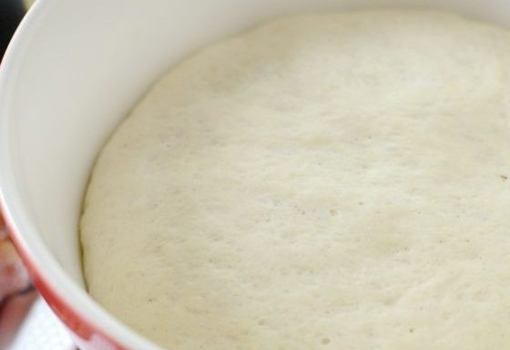 1. Этап. Пицца с беконом и артишоками: 1. Тесту дайте подняться и настояться.