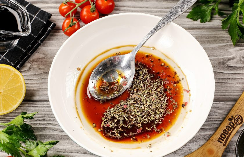 1. Этап. Тунец в соевом соусе: Для маринада соедините соевый соус, растительное масло, лимонный сок и прованские травы. По необходимости добавьте 1-2 щепотки соли.