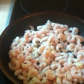 1. Этап. Рис с креветками в мультиварке: Пока рис готовится, пожарим креветки. Для этого разогреем немного оливкового масла на сковороде и выложим туда креветки. Жарим до готовности.