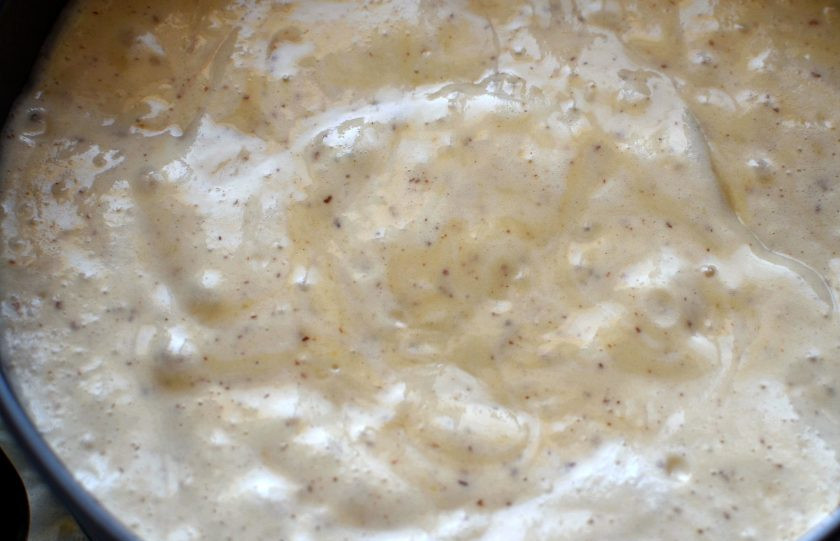 1. Этап. Бисквит на сгущенном молоке с миндальной мукой: Аккуратно перелейте тесто в подготовленную форму и выпекайте в прогретой до 200 градусов духовке до румянца. Затем снизьте нагрев до 180 градусов и пеките до сухой зубочистки.