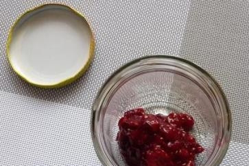 1. Этап. Настойка из клюквы на водке: Дальше перекладываем пюре в банку, заливаем водкой и слегка встряхиваем.