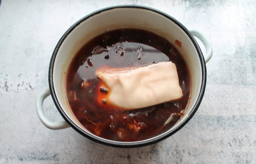 1. Этап. Сало в луковом рассоле: Сало сполосните и выложите в рассол. Варите сало в течение 15-20 минут на медленном огне. Сало должно быть полностью покрыто рассолом.