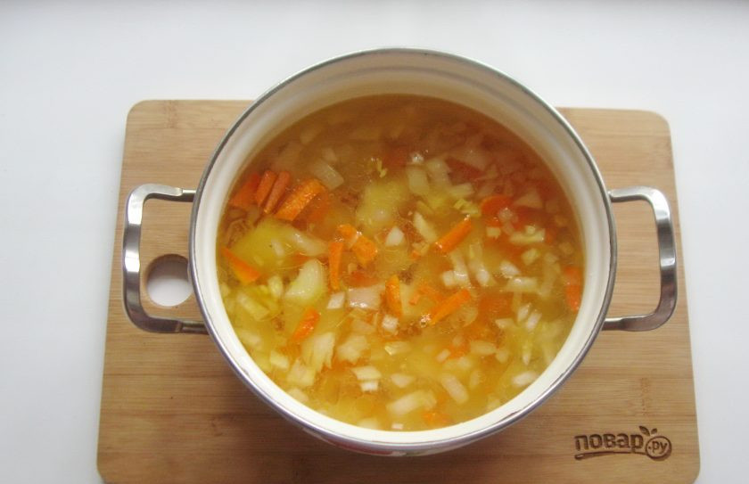 1. Этап. Шурпа из тушенки: Добавьте морковь с луком в кастрюлю с картофелем и продолжайте варить шурпу.