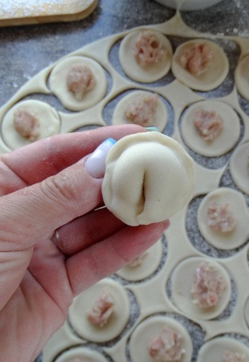 1. Этап. Пельмени-гриль с индейкой: Из этого количества теста и фарша выходит около 50 пельменей, опять же, всё зависит от их размера.