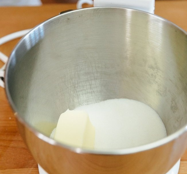 1. Этап. Торт Шикарный: 2. Первым делом включите духовку, оставьте ее разогреваться до 180 градусов. Соедините сливочное масло с сахаром.