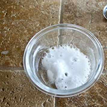 1. Этап. Вкусные сырники: Соду погасить уксусом, добавить в творожную массу.