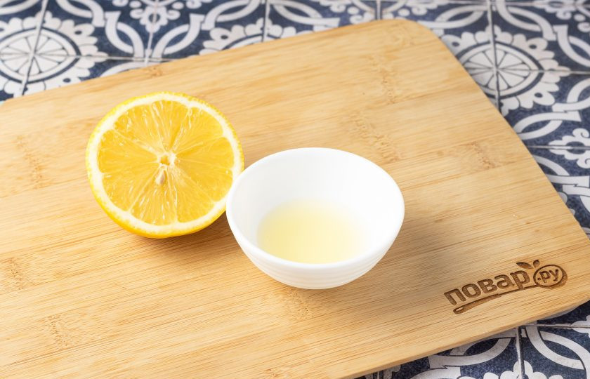 1. Этап. Соус для греческого салата в домашних условиях: Из лимона выжмите сок.