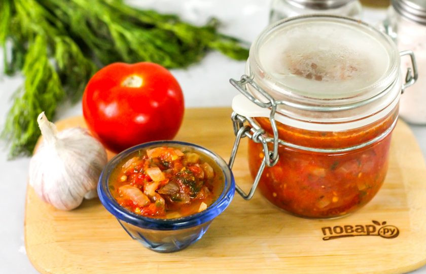 1. Этап. Цицибели на зиму с луком: Сразу же укупорьте крышкой по резьбе, ключом для консервации или плотно прижмите, дайте заготовке остыть, а после перенесите в место хранения.