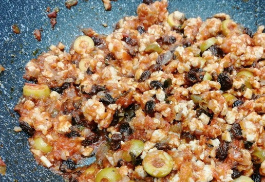 1. Этап. Пикадильо: Довести до кипения, уменьшить t, и оставить тушится при тихом кипении до готовности фарша (~ 20-30 мин). В процессе тушения проверить на соль, при необходимости досолить.