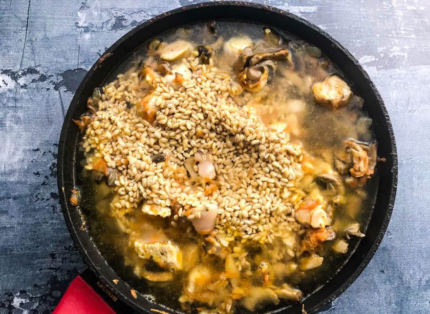 1. Этап. Перловка с курицей и грибами: Добавьте горячую воду, соль, перец и тушите все на среднем огне в течение 1 часа.