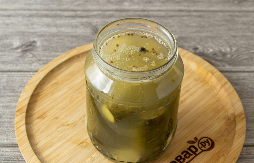 1. Этап. Соленые огурцы хрустящие: Рассол должен помутнеть, приобрести кисловатый вкус и слегка пениться.