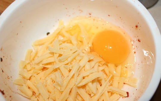 1. Этап. Груша, запеченная с креветками и сыром: 7. И вбейте туда яйцо. Все как следует перемешайте.