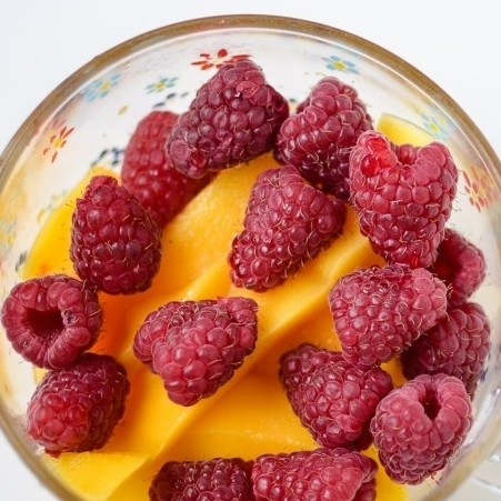 1. Этап. Смузи из манго и ягод: 3. К мякоти манго добавьте малину.