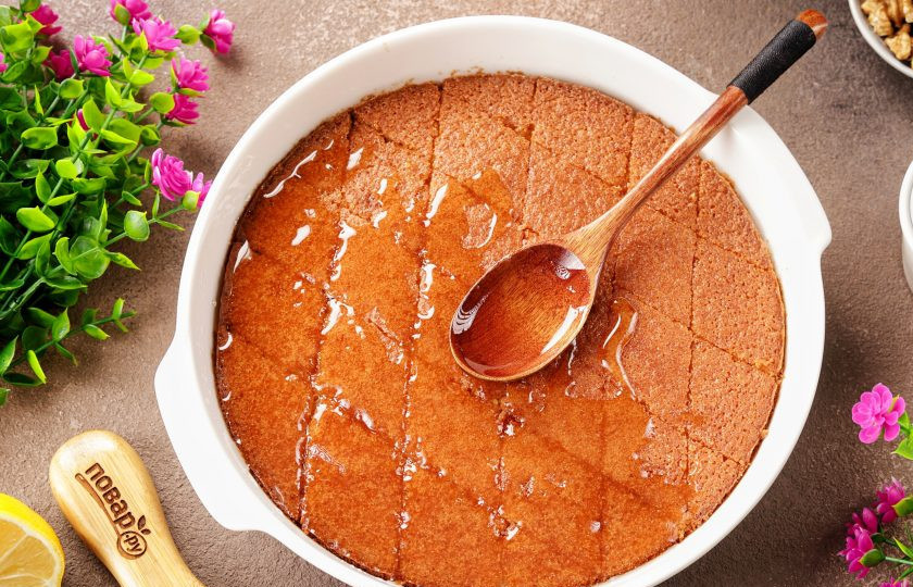 1. Этап. Пирог Равани: Обильно пропитайте сиропом.